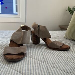 Toms Taupe Suede Healed Sandals | Size 8